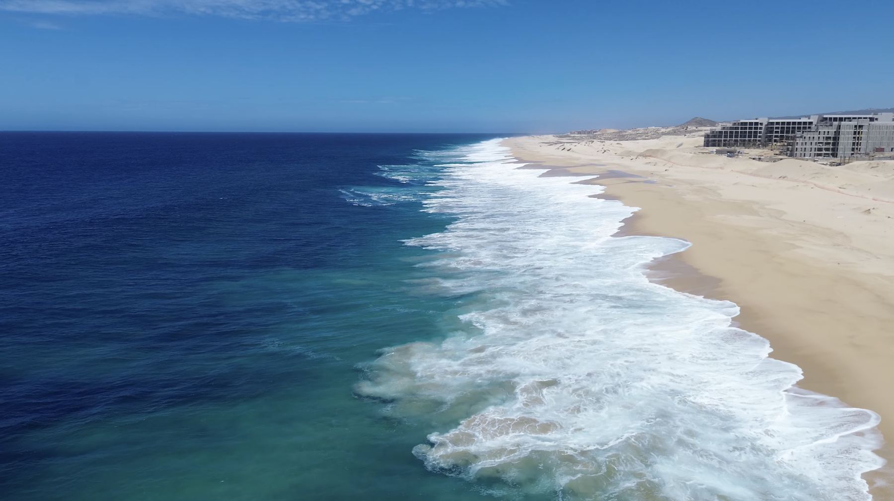 Playa El Suspiro, olas del Pacífico rompiendo en la arena