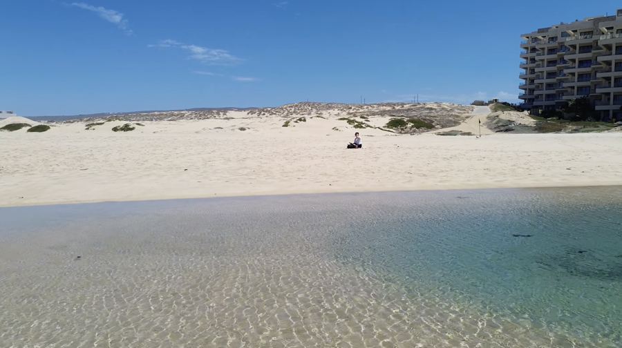 Orilla de Playa El Suspiro con agua transparente